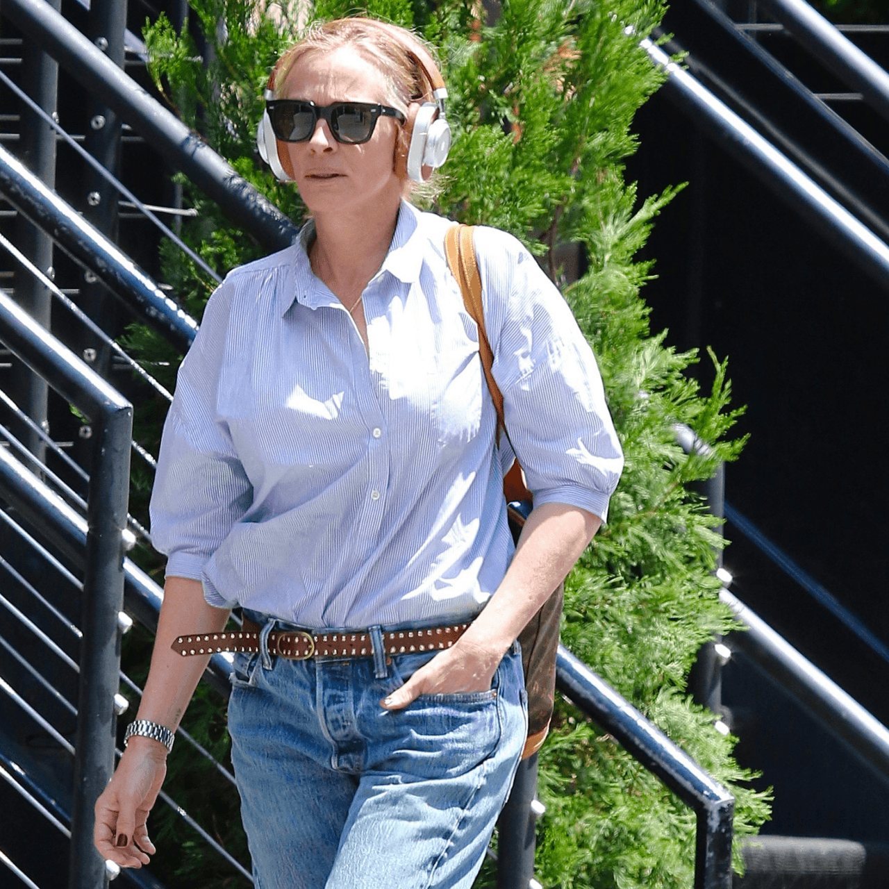  Elegant Women in Their 20s and 50s Agree: This Is How to Cuff Your Jeans 