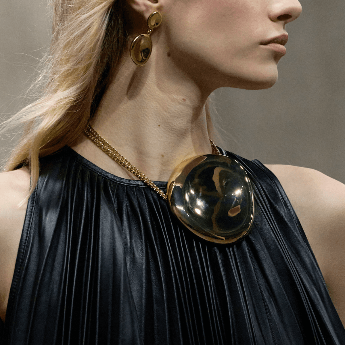  Hold The Dainty Necklaces—According to the Runways, This Is the Chicest Way to Wear Bling This Autumn 