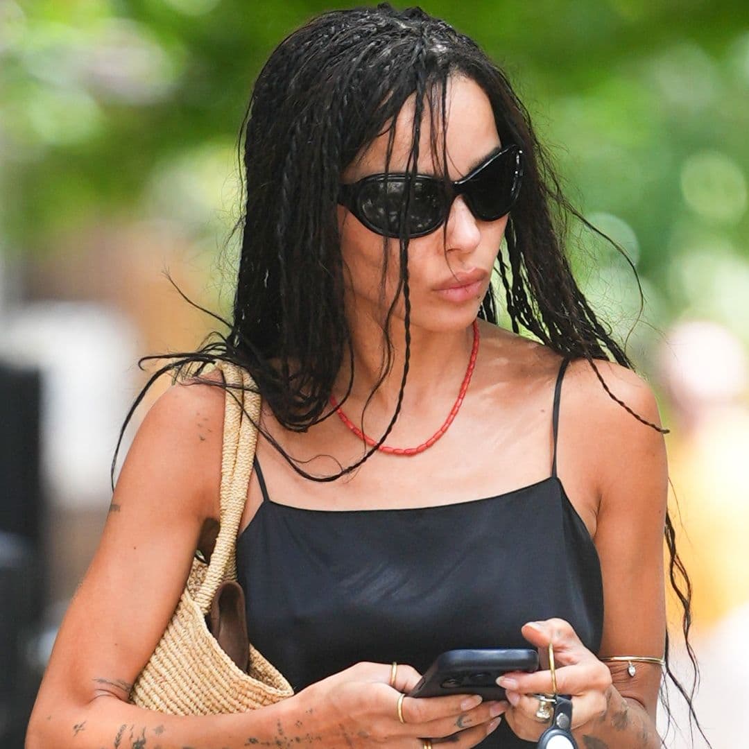  Zoë Kravitz Put the Wrong-Shoe Theory to the Test in Suede Mules and Denim Shorts 