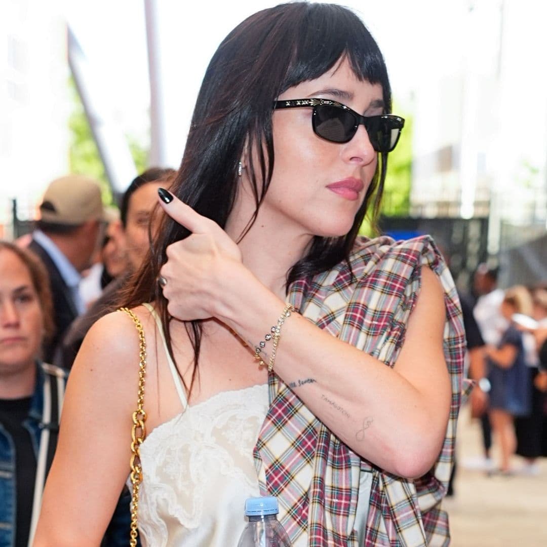  Dakota Johnson Starts Flannel Girl Fall With NYFW's Leading Shirt Trend 