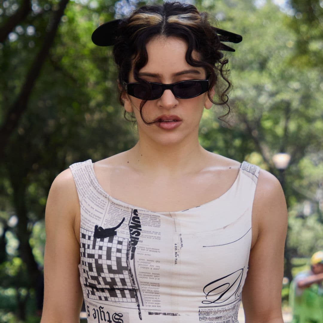  Rosalía's Newspaper-Print Dress Follows in Carrie Bradshaw's Footsteps—For Under $160 