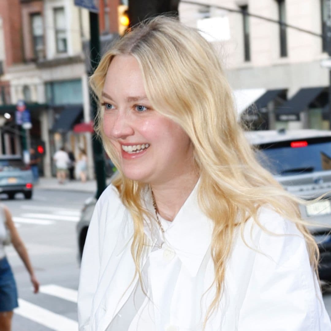  Dakota Fanning Pairs Kendall Jenner's The Row Bag With Hailey Bieber's Favorite Heeled Flip-Flops 