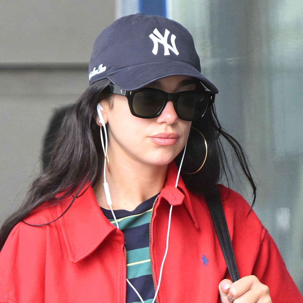 The Jacket and T-Shirt Trend Every Cool Girl Will Wear to the Airport With Jeans This Fall Is Here