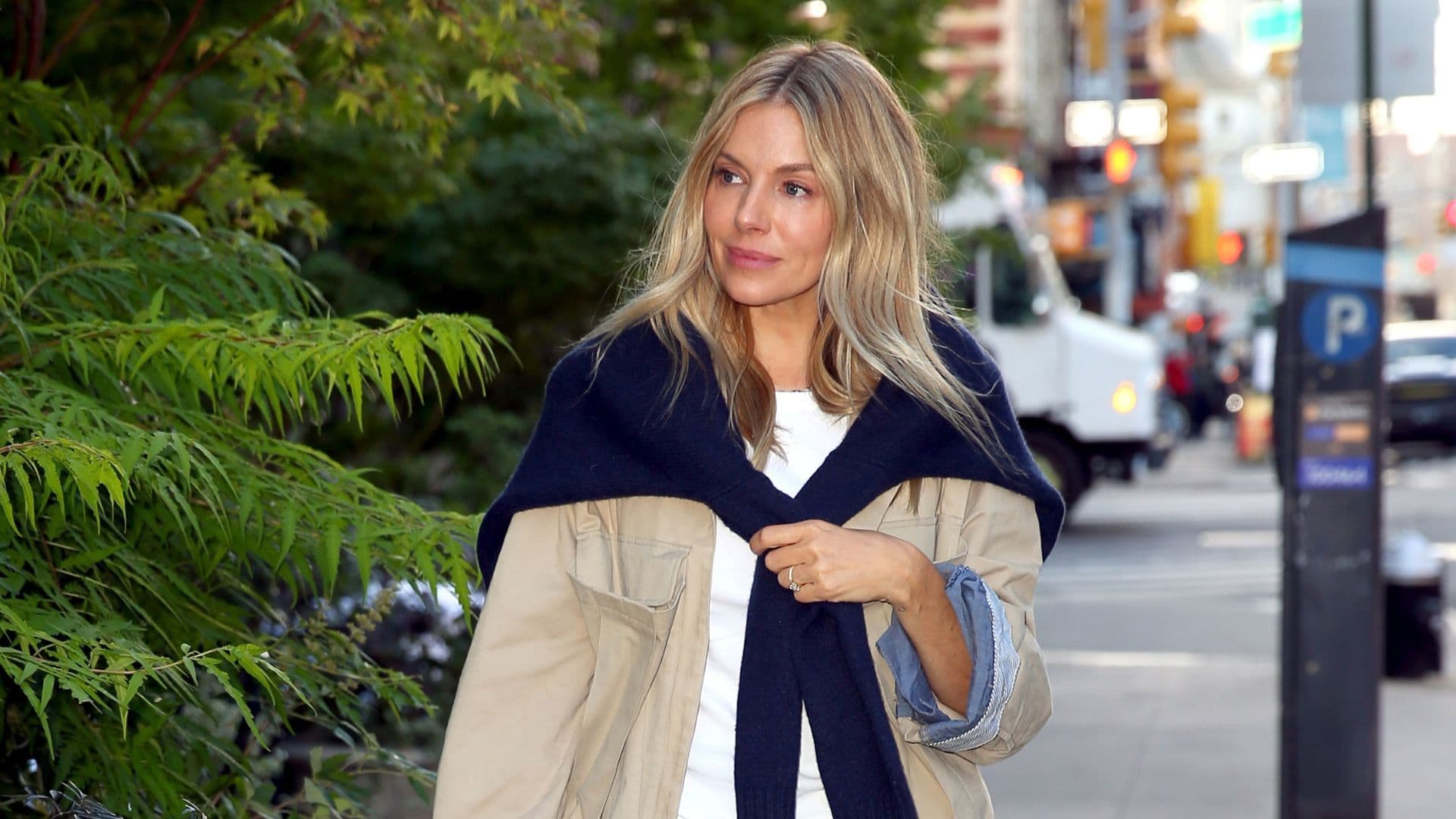 Autumn’s Quiet Uniform: Knitwear, Jeans, and the Art of Effortless Style
