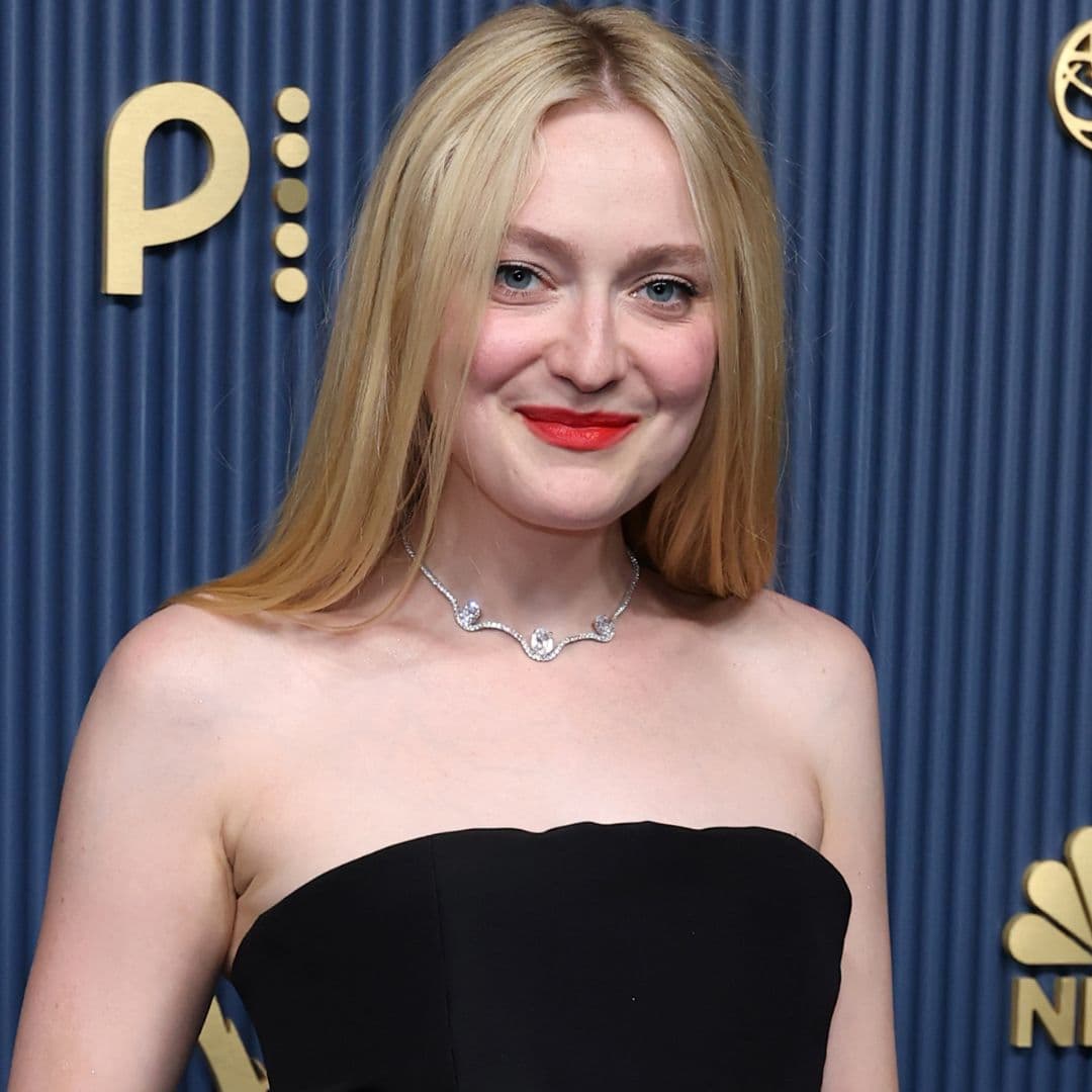  Dakota Fanning's Carolina Herrera Revives a Leading Red Carpet Trend at the 2026 Emmys 