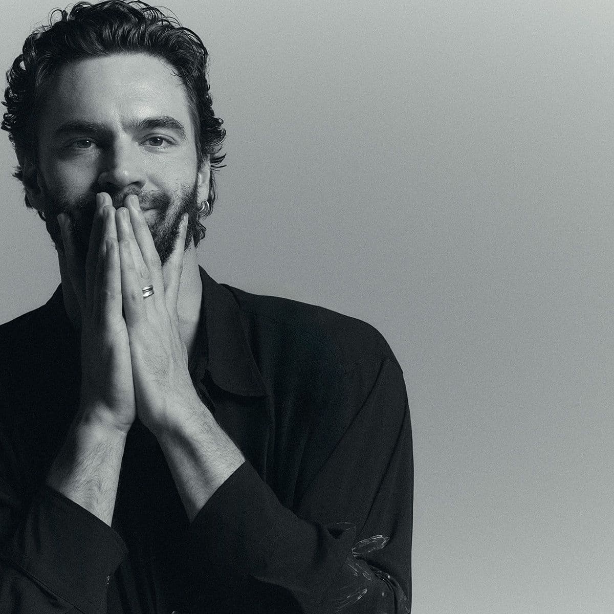  Tom Bateman on Favorite Rom-Coms, Lili Reinhart, and Making TikToks 