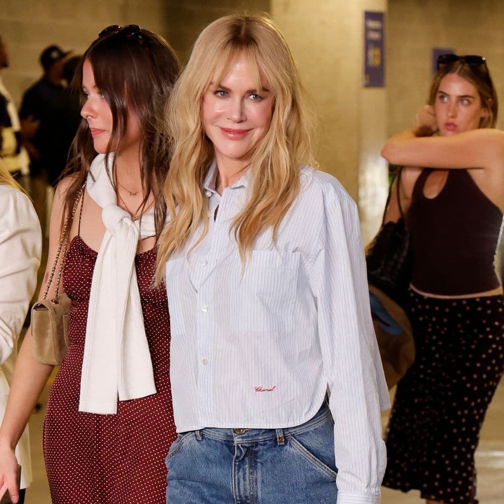  Chic Women in Their 50s Know That This Specific Trainer Trend Looks Best With Cropped Jeans 