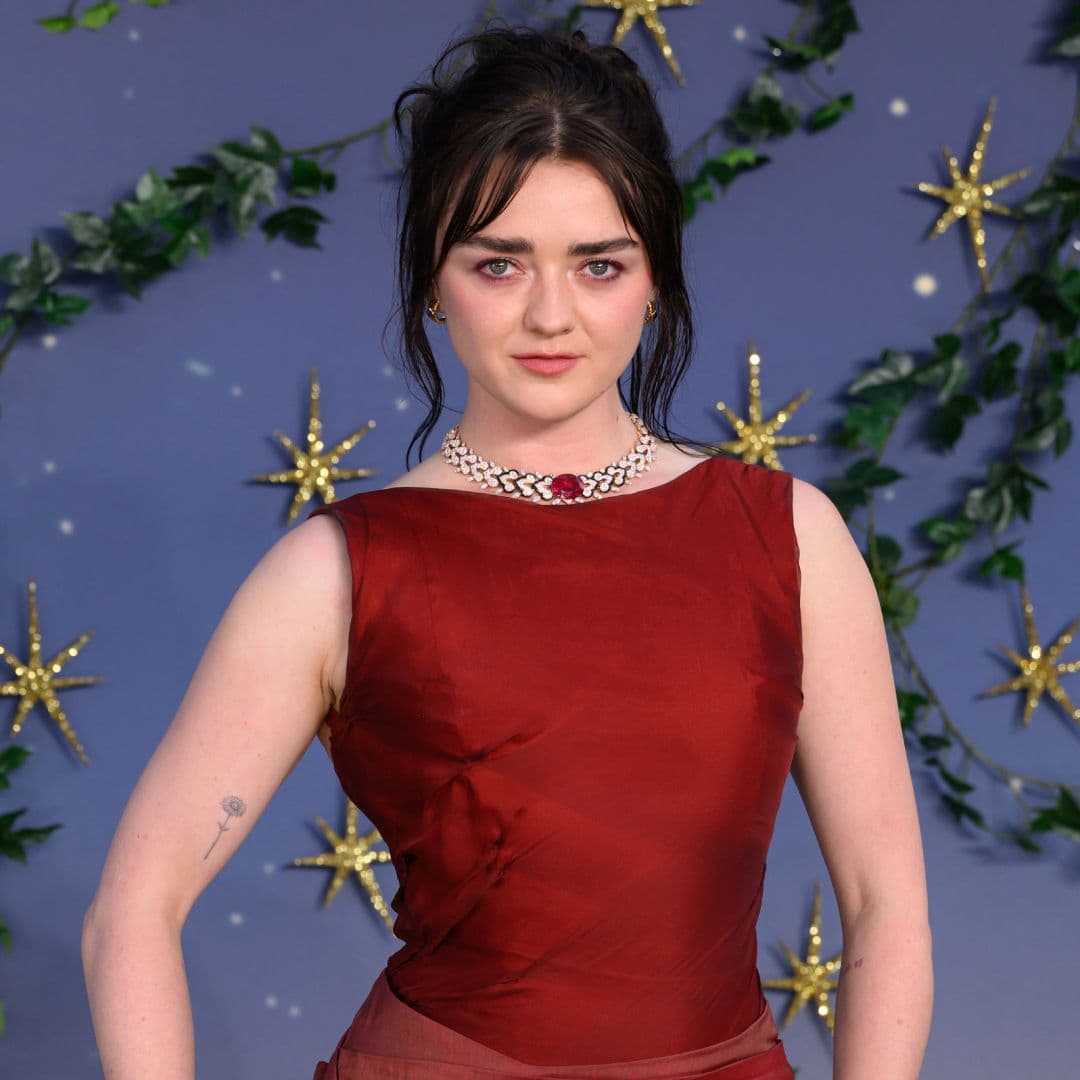  Maisie Williams Recreated a '90s-Era Sandra Bullock Look at the 'Practical Magic 2' Premiere 