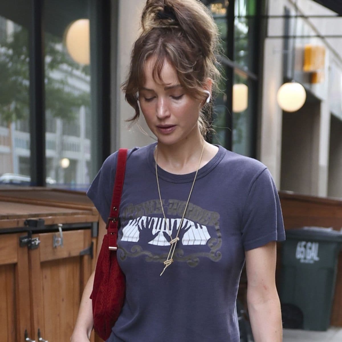 Don't Like Flip-Flops? Women in Their 30s and 40s Wear This Elegant Flat Sandal Instead 