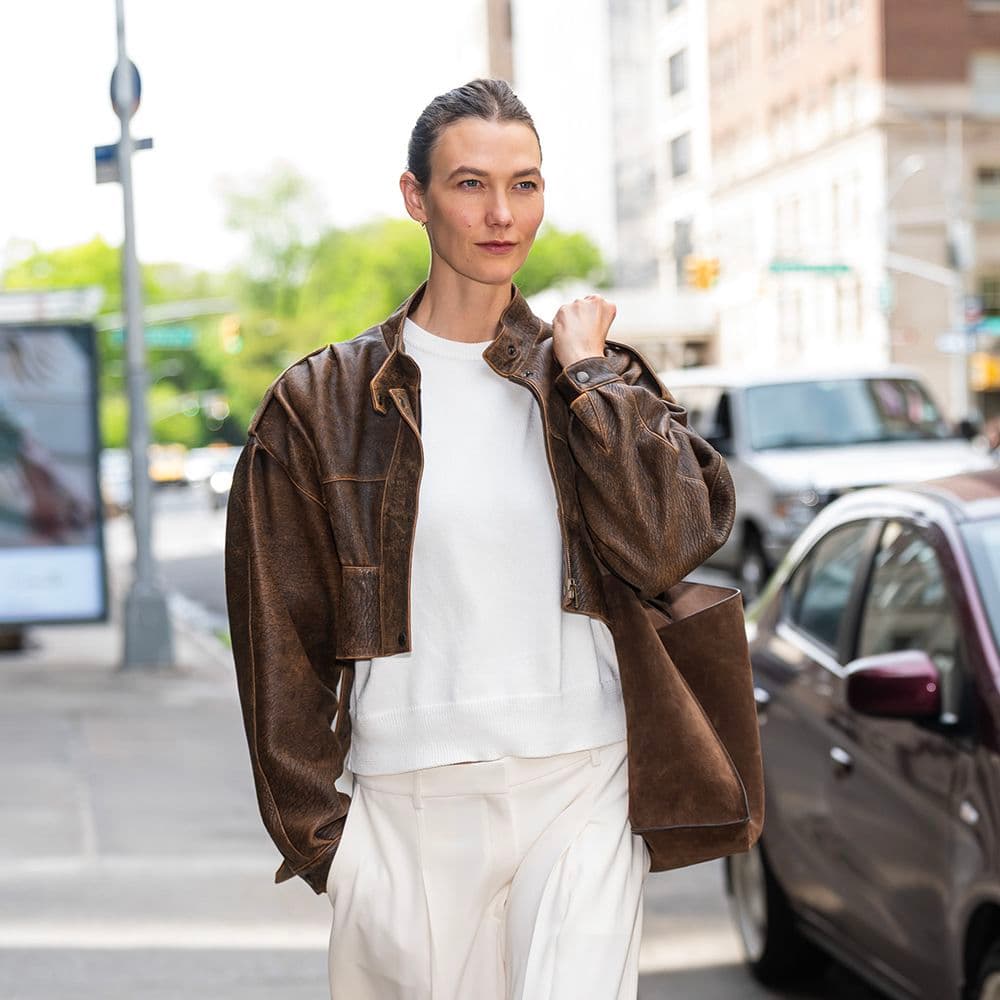  Spotted on the Upper East Side: The Chicest White-Pants-and-Flat-Shoe Outfit of the Season 