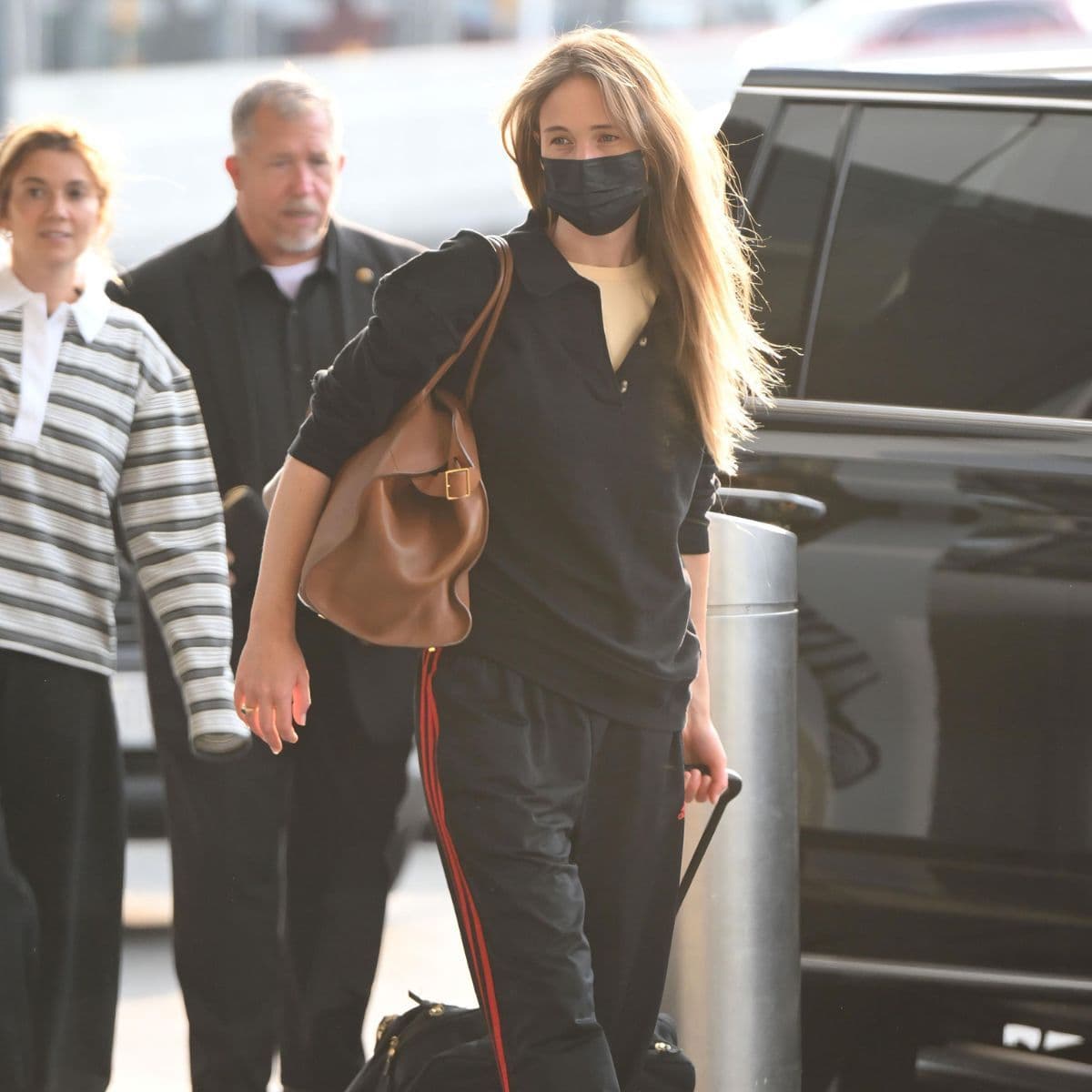  Jennifer Lawrence Just Arrived at JFK Wearing the Shoes You’ll Find All Over Any Mediterranean Beach 