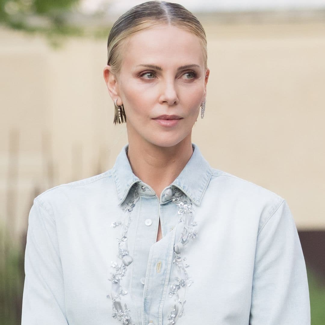  Charlize Theron Will Convince You To Pull This Anti-Summer Shoe Trend Out of Storage 