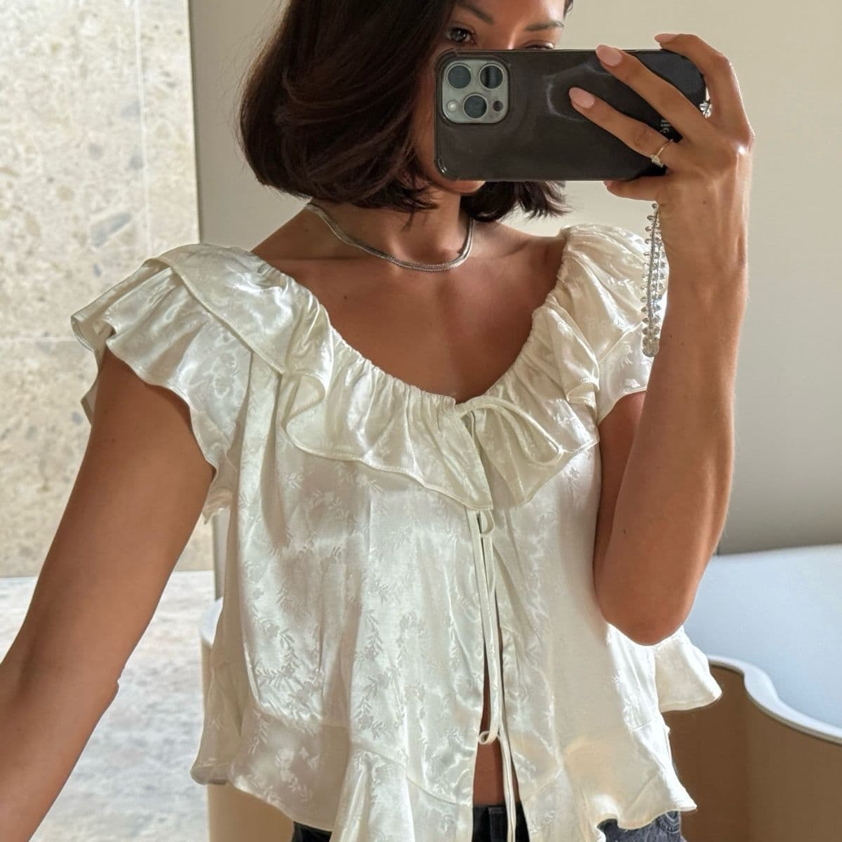  I’ve Found Them—The 4 Pretty Blouse Trends Elegant Women Are Wearing With Jeans and Linen All Summer 