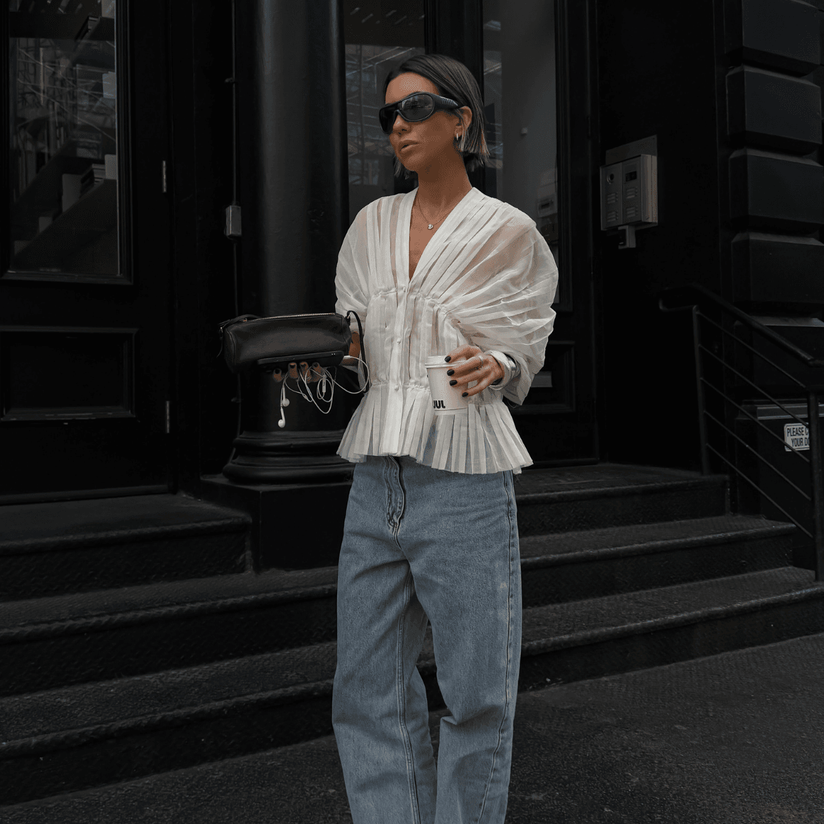  In NYC, Every Stylish Woman Is Wearing This Flat-Shoe Trend With Jeans Right Now 