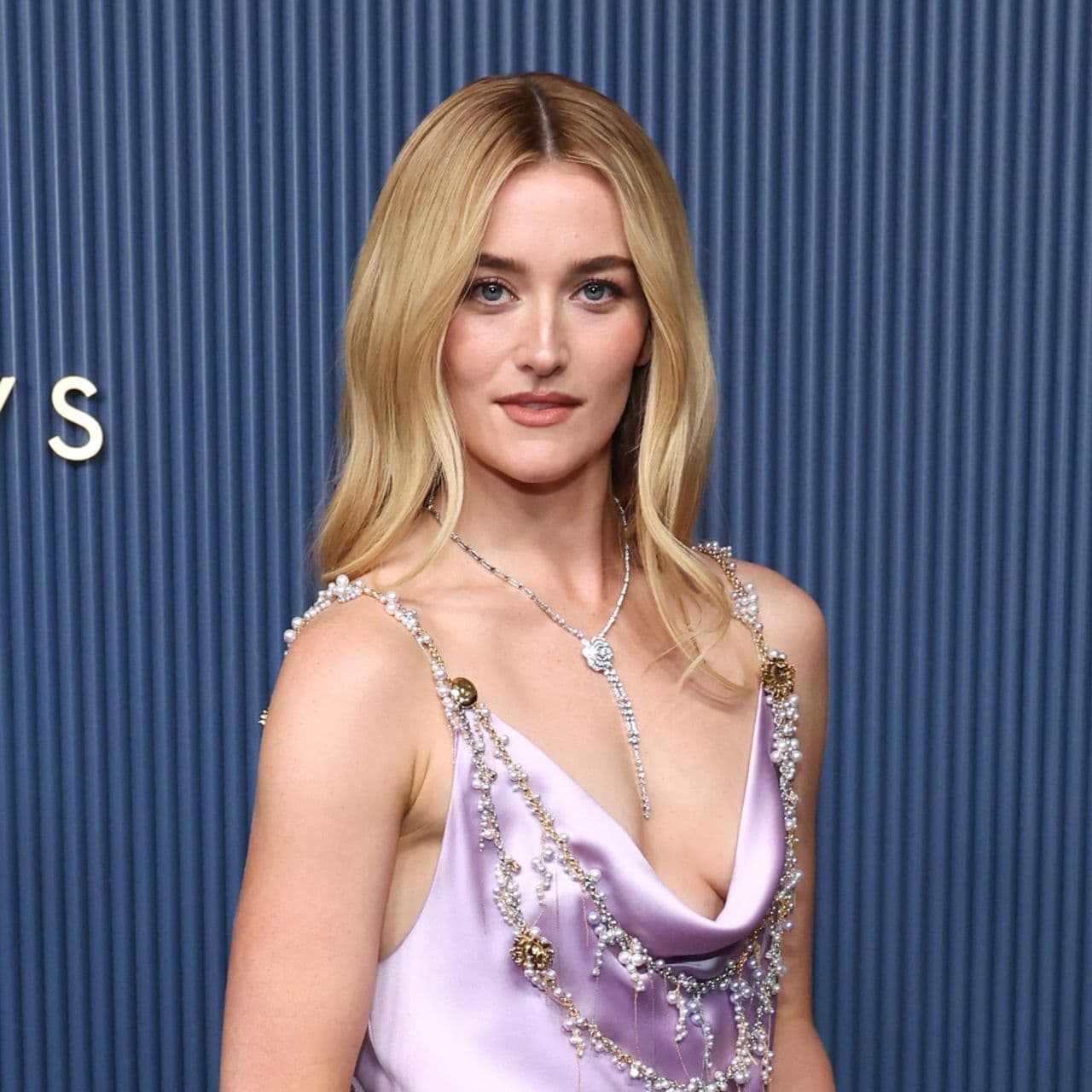  Sarah Pidgeon Gives CBK Minimalism a Bejeweled Twist In a Lavender Chanel Slip Dress at the 2026 Emmys 