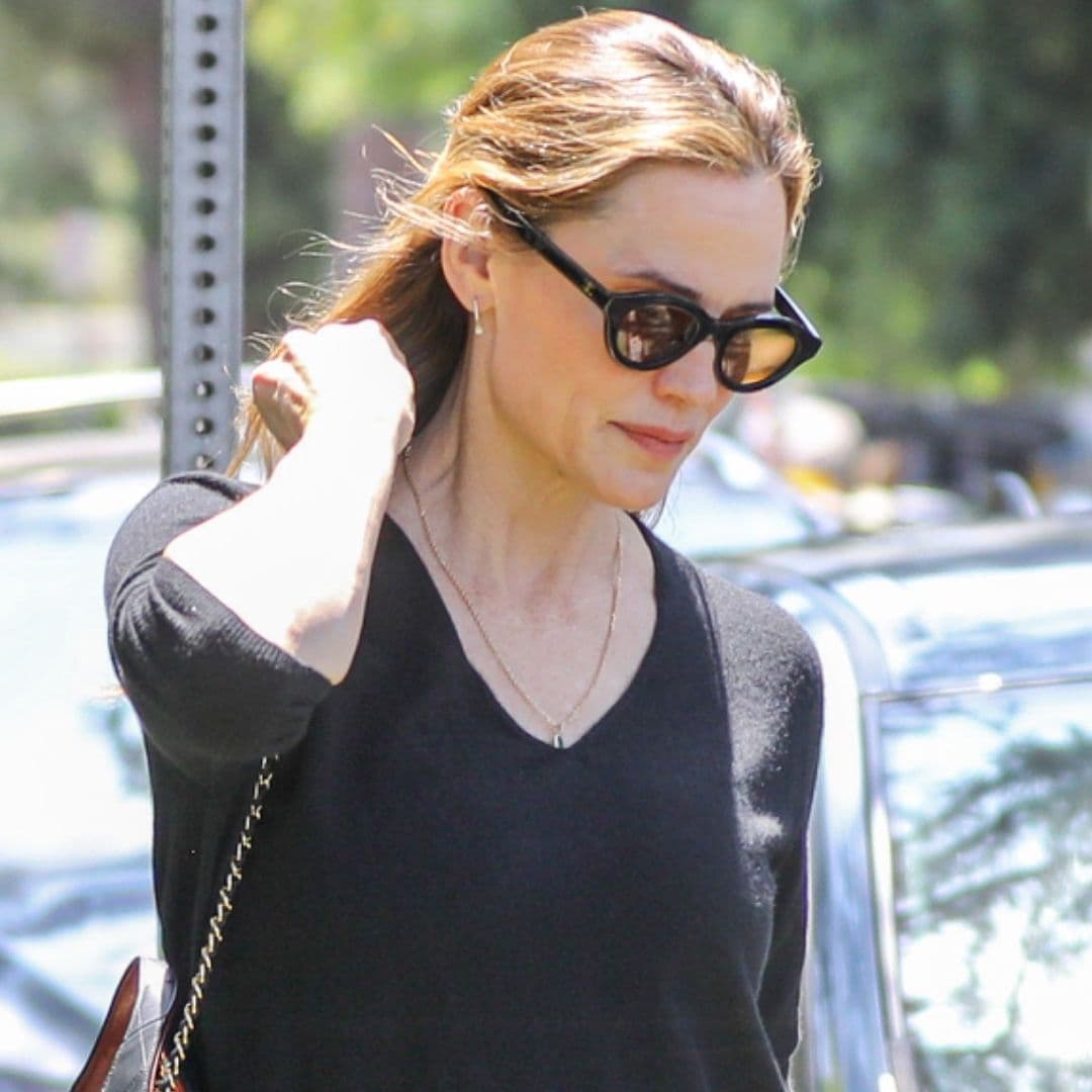  Jennifer Garner Endorses This Hybrid Sandals Trend for End-of-Summer Styling 
