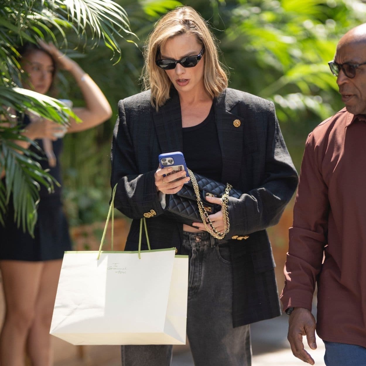  When in New York, Margot Always Comes Back to This Cool-Girl Jeans, Jacket and Shoe Formula 