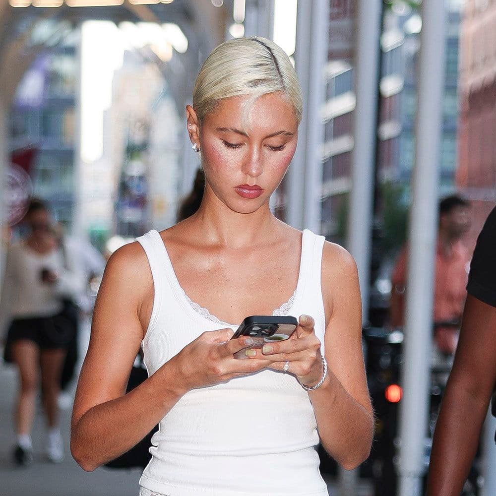  The Chicest Shoe Color Trend to Wear With White Jeans Isn't Black or White—It's This Neutral 