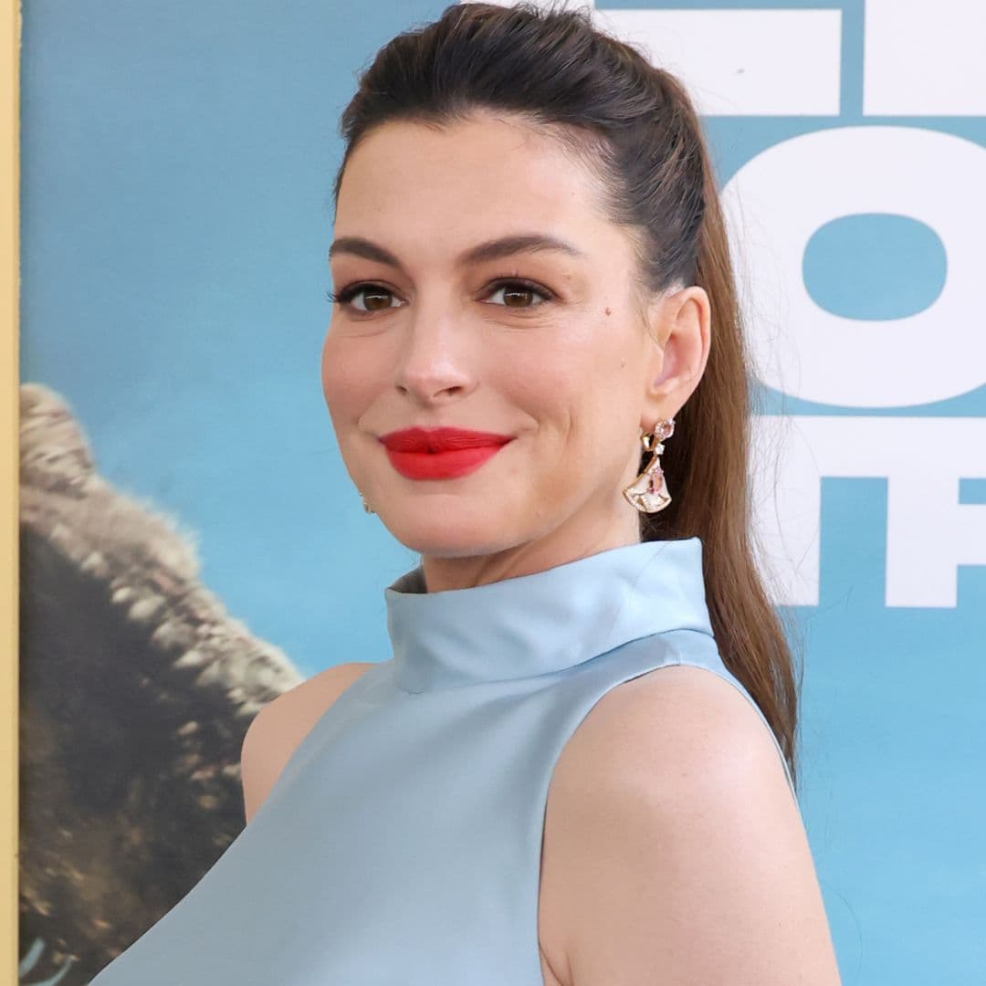  Anne Hathaway Styles Cool-Mom Maternity Jeans With Summer's Most Daring Color Combination Trend 