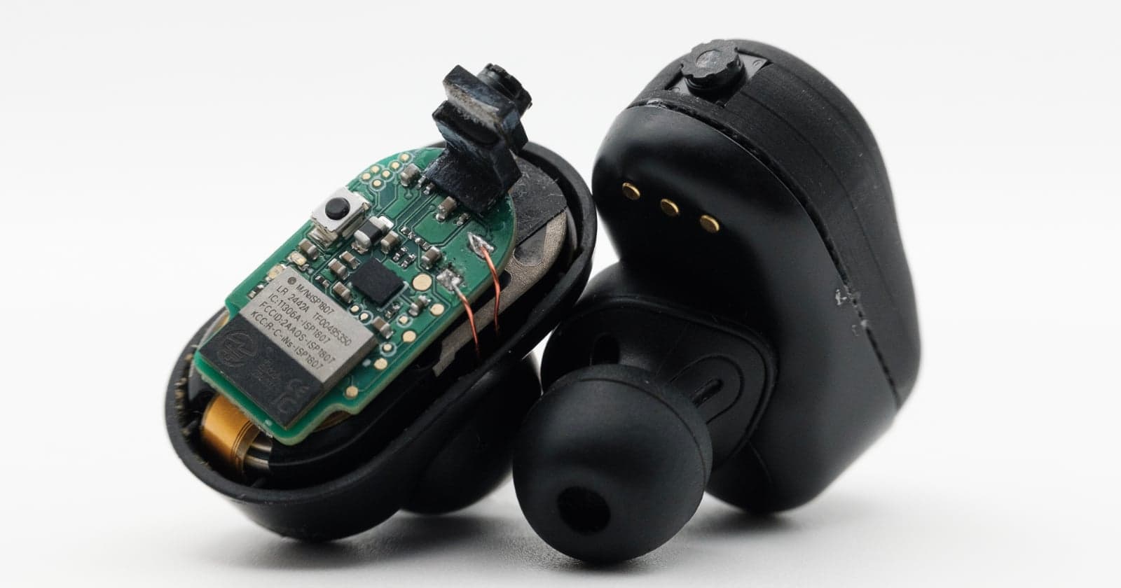 These Earbuds Have Tiny Cameras That Take Photos and Let Users Talk to AI About What They See