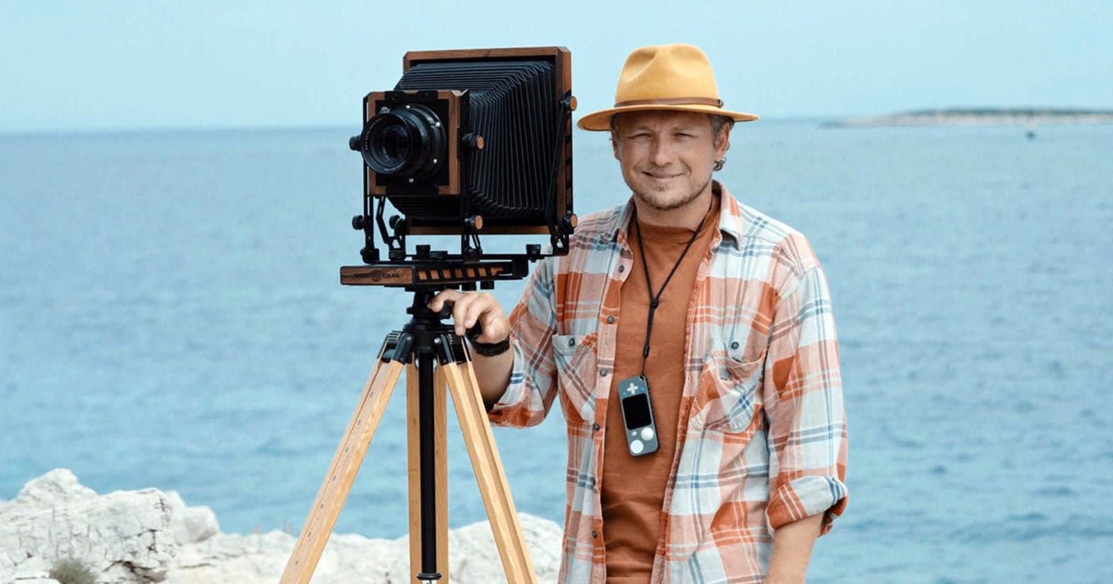 How a Photographer Handmade His Dream 8×10 Camera for Everyone