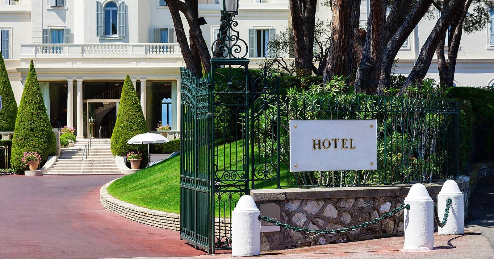A Moment to Savor: Hotel Prioritizes Experience Over Social Media
