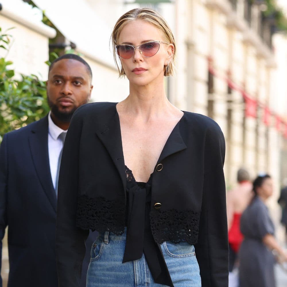 French Women and Fashion People Agree—This Summer Jeans Trend Looks Best With Heels